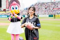 　始球式に登場した矢吹奈子（楽天野球団提供）
