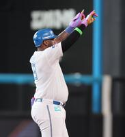 　３回、適時二塁打を放ち、ベンチに向かってポーズをとるレイエス（撮影・中島達哉）