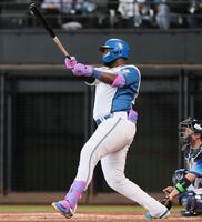 　３回、適時二塁打を放つレイエス（撮影・中島達哉）