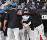 　今季初勝利をあげた達（左）らを迎える新庄監督（撮影・中島達哉）