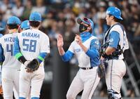 　７回、マウンドに向かい、ジェスチャーでなにかを伝える新庄監督（右から２人目）＝撮影・中島達哉