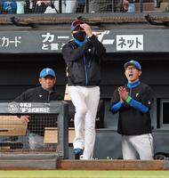 　西武に勝利して再び２位に浮上し、喜ぶ新庄監督（中央）＝撮影・中島達哉