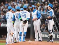 　７回、池田（左端）の交代を告げにマウンドに向かう新庄監督（右から２人目）＝撮影・中島達哉