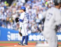 　６回、岸田（右手前）に左越えソロを打たれた東（撮影・開出牧）
