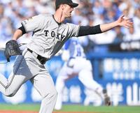 　５回、石上（後方）のボテボテの打球をホームへ送球し、三走・京田の生還を阻止するグリフィン（撮影・開出牧）