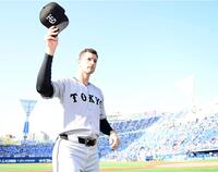 　今季初勝利を挙げスタンドの祝福に応えるグリフィン（撮影・開出牧）