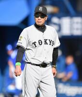 　７回、投手交代を告げた阿部監督（撮影・開出牧）