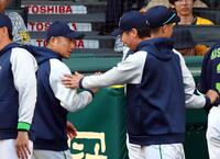 　２勝目の石川（左）は高津監督から祝福される（撮影・山口登）