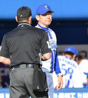 　９回、投手交代を告げる三浦監督（撮影・開出牧）