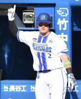 　７回、左越えソロを放ちポーズを決める牧（撮影・開出牧）