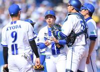 　３回、岸田に中前適時打を打たれた東（中央）＝撮影・開出牧