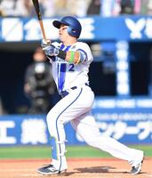 　７回、左越えソロを放つ牧（撮影・開出牧）