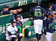 　７回、ワイルドピッチで生還した増田珠（中央右）を迎える高津監督（同左）＝撮影・立川洋一郎