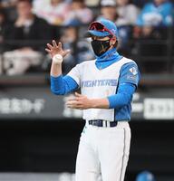 　７回、ボールを持ってマウンドに向かう新庄監督（撮影・中島達哉）