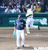 　４回、石川は森下に同点ソロを許す（撮影・山口登）