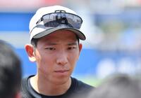 　試合前の練習を終え取材に応じる戸郷（撮影・開出牧）