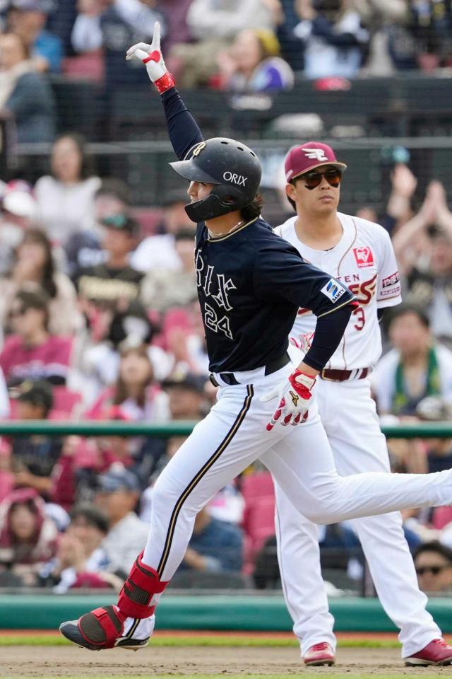 　５回、本塁打を放ち右手を突き上げる紅林。奥は一塁手浅村