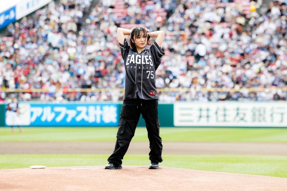 　始球式に登場した矢吹奈子（楽天野球団提供）