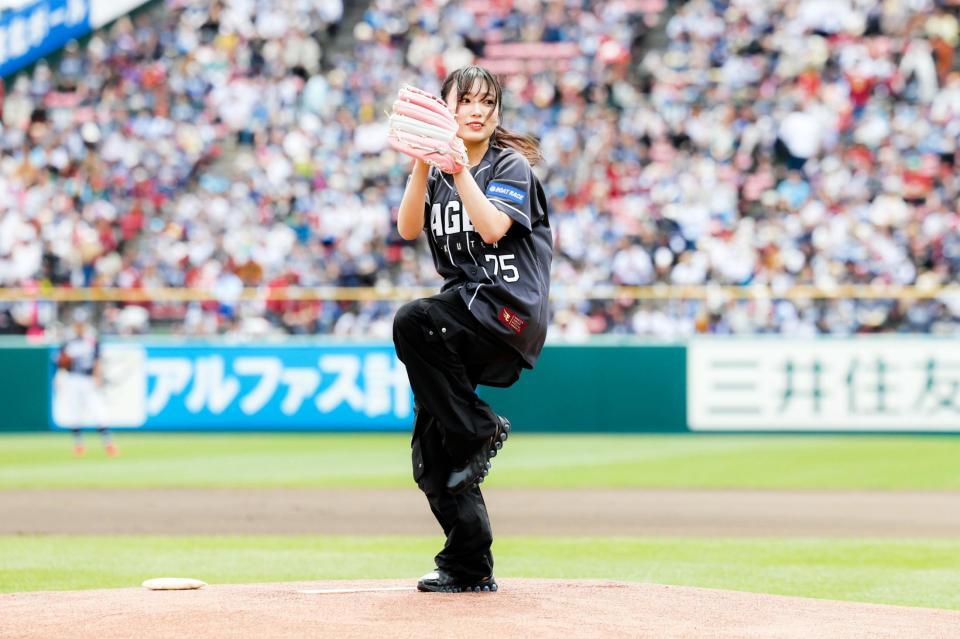 　始球式に登場した矢吹奈子（楽天野球団提供）
