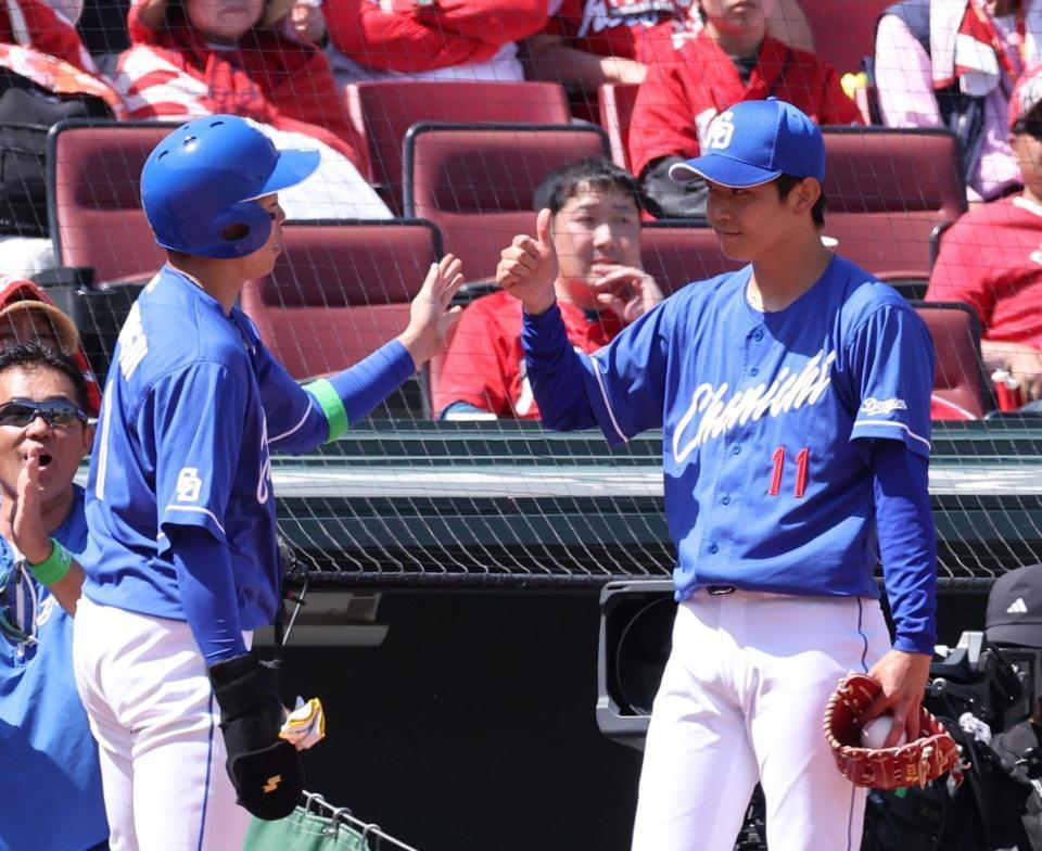 　３回、生還した岡林（左）に親指を立てるポーズをする岡田（撮影・市尻達拡）