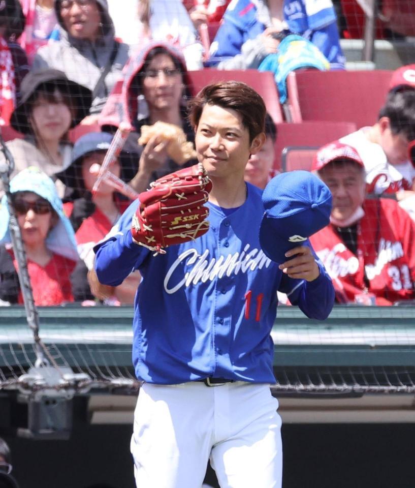 　登板前、帽子を取って笑顔を見せる岡田（撮影・市尻達拡）