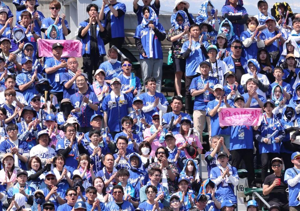 　岡田に声援を送る中日ファン（撮影・市尻達拡）