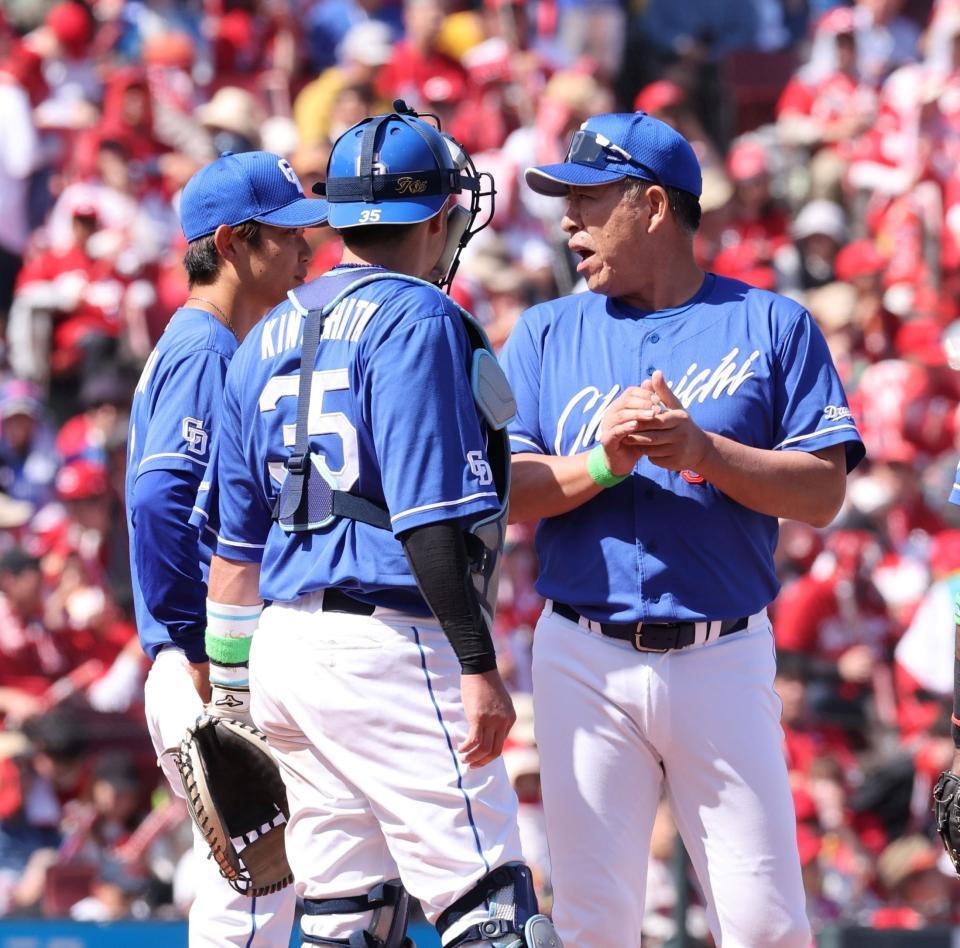 　４回、岡田（左）に交代を告げる井上監督（撮影・市尻達拡）