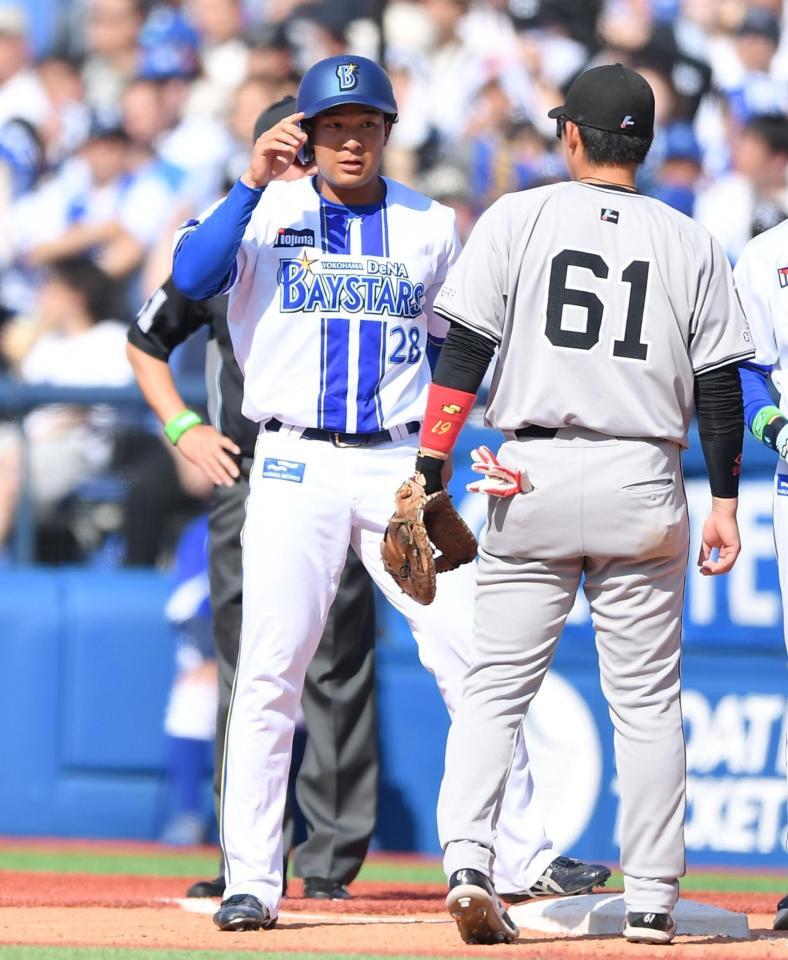 　３回、中前打を放ち出塁した勝又（左）＝撮影・開出牧