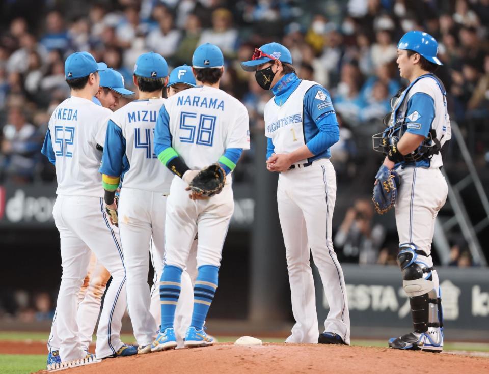 　７回、池田（左端）の交代を告げにマウンドに向かう新庄監督（右から２人目）＝撮影・中島達哉