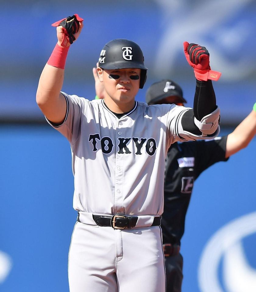 　３回、先制の中越え適時二塁打を放ちガッツポーズを決める岡本（撮影・開出牧）