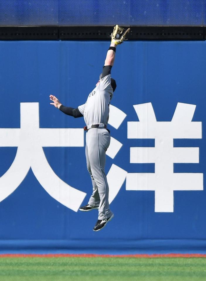 　２回、牧の右飛をジャンプして好捕するキャベッジ（撮影・開出牧）