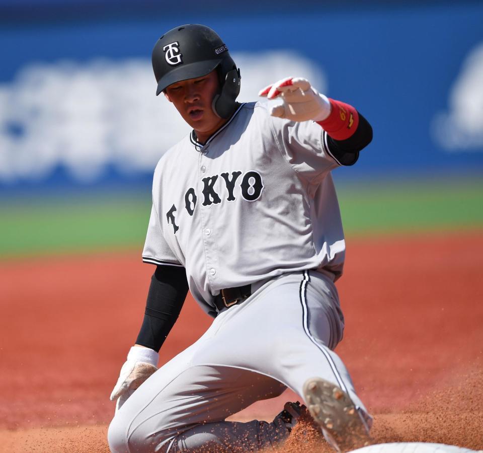 　２回、秋広優人の左前打で一塁から三塁へ滑り込む増田陸（撮影・開出牧）