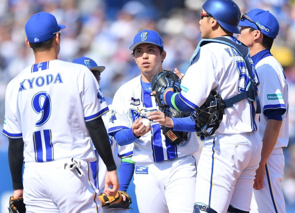 　３回、岸田に中前適時打を打たれた東（中央）＝撮影・開出牧