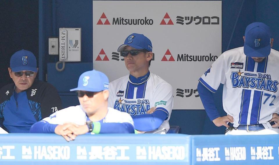 　グリフィン攻略に苦しむ三浦監督（後方中央）＝撮影・開出牧