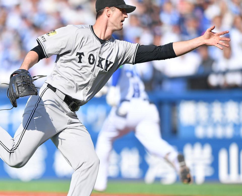 　５回、石上（後方）のボテボテの打球をホームへ送球し、三走・京田の生還を阻止するグリフィン（撮影・開出牧）