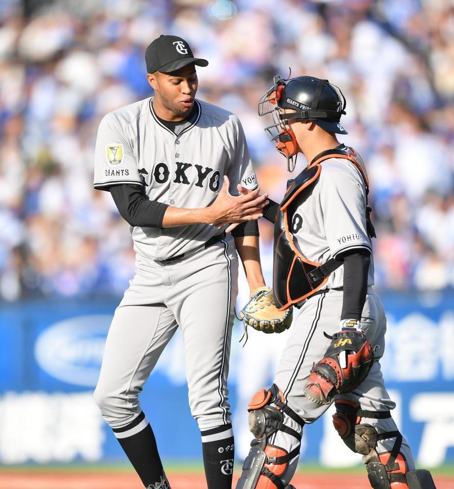 　最終回を抑えて岸田（右）と握手を交わすマルティネス（撮影・開出牧）