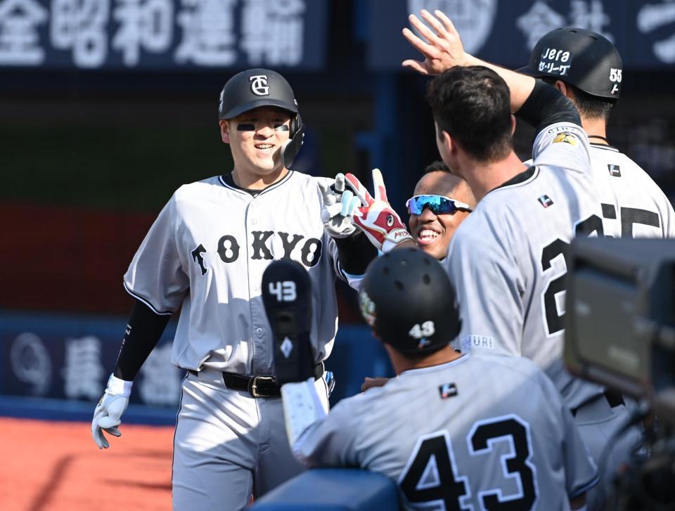 　６回、左越えソロを放ちナインとタッチを交わす岸田（左）＝撮影・開出牧