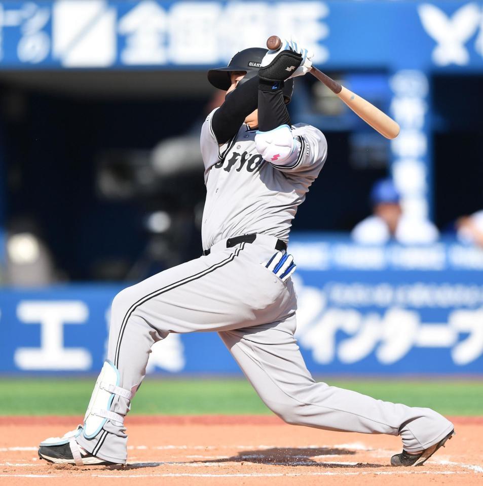 　６回、左越えソロを放つ岸田（撮影・開出牧）