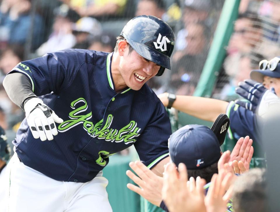 　７回、生還した増田珠はナインとタッチを交わす（撮影・田中太一）