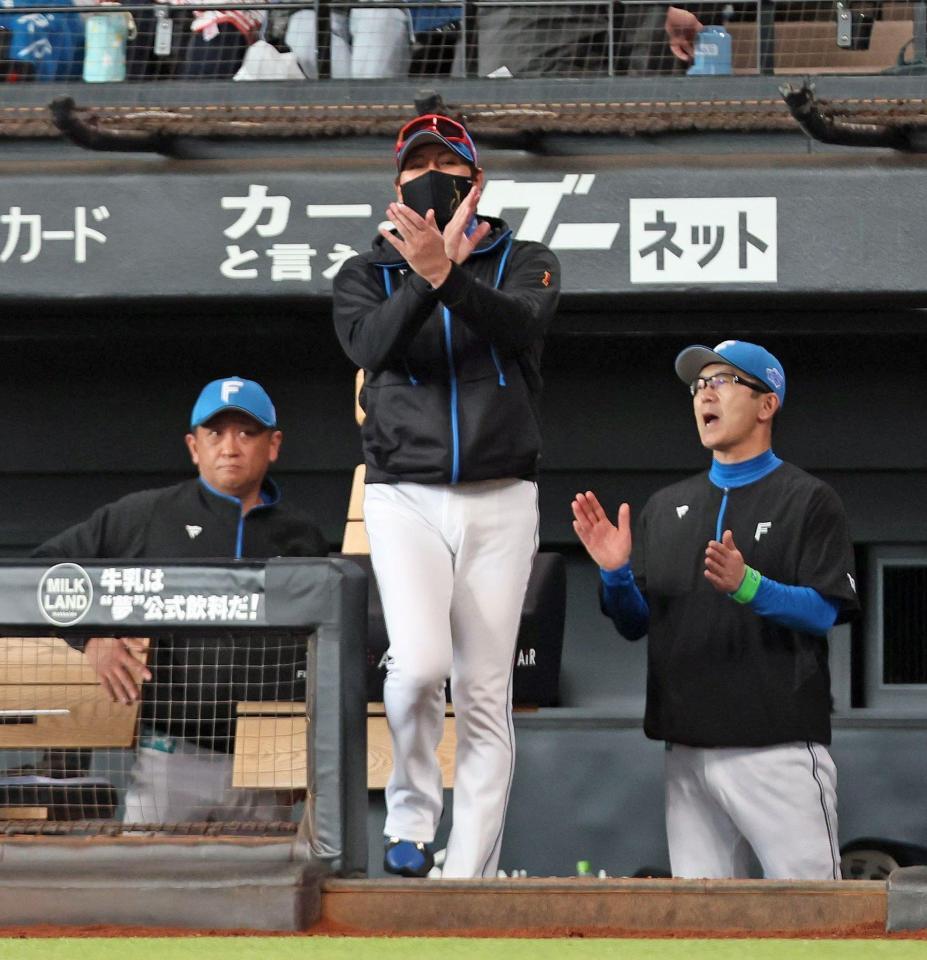 　西武に勝利をあげ、手をたたく新庄監督（中央）＝撮影・中島達哉