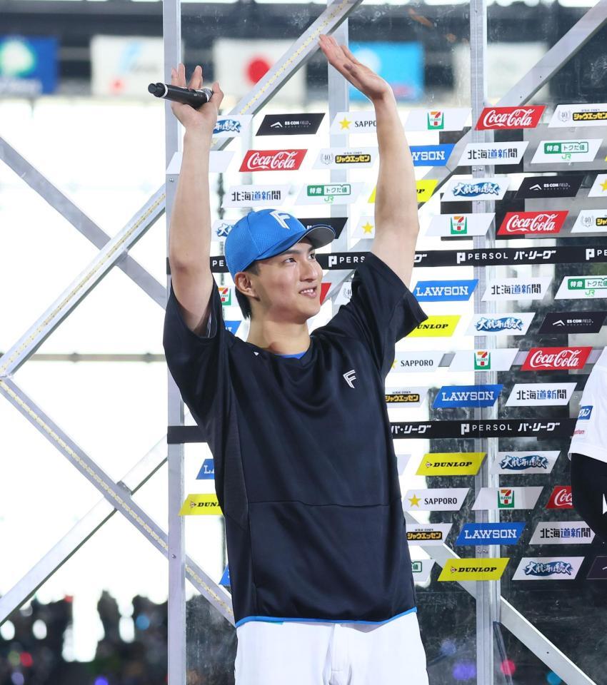 　スタンドのファンの歓声に応える達（撮影・中島達哉）