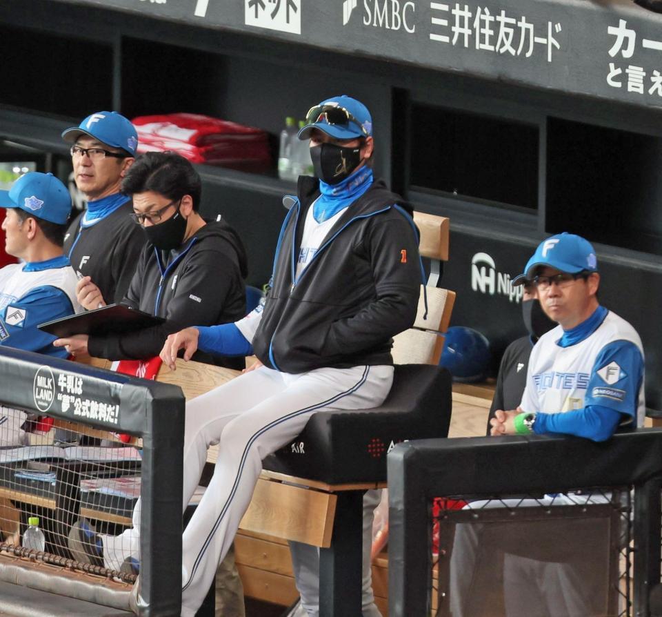 　１回、戦況を見つめる新庄監督（中央）＝撮影・中島達哉