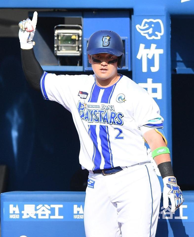 　７回、左越えソロを放ちポーズを決める牧（撮影・開出牧）