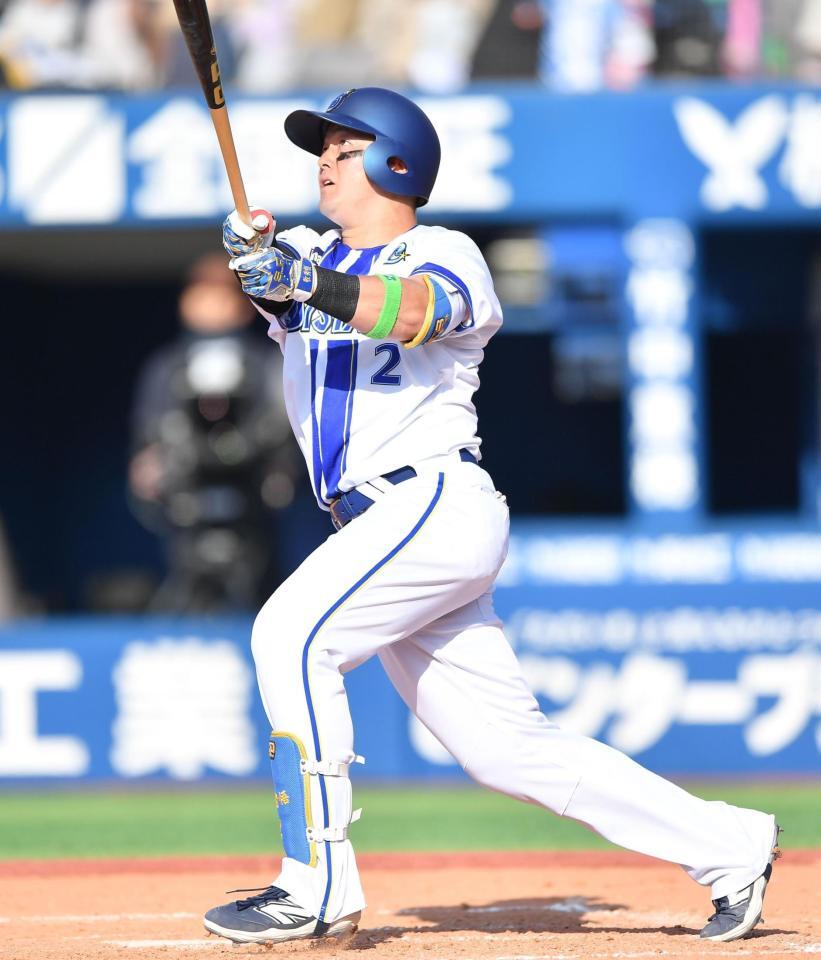 　７回、左越えソロを放つ牧（撮影・開出牧）