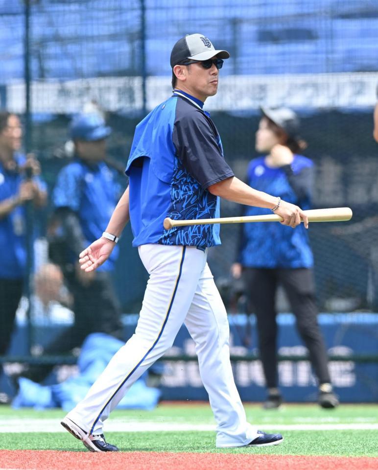 　試合前の練習を見守る三浦監督（撮影・開出牧）