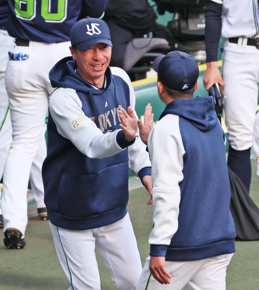 　勝利投手の石川（右）とタッチをかわす高津監督（撮影・立川洋一郎）