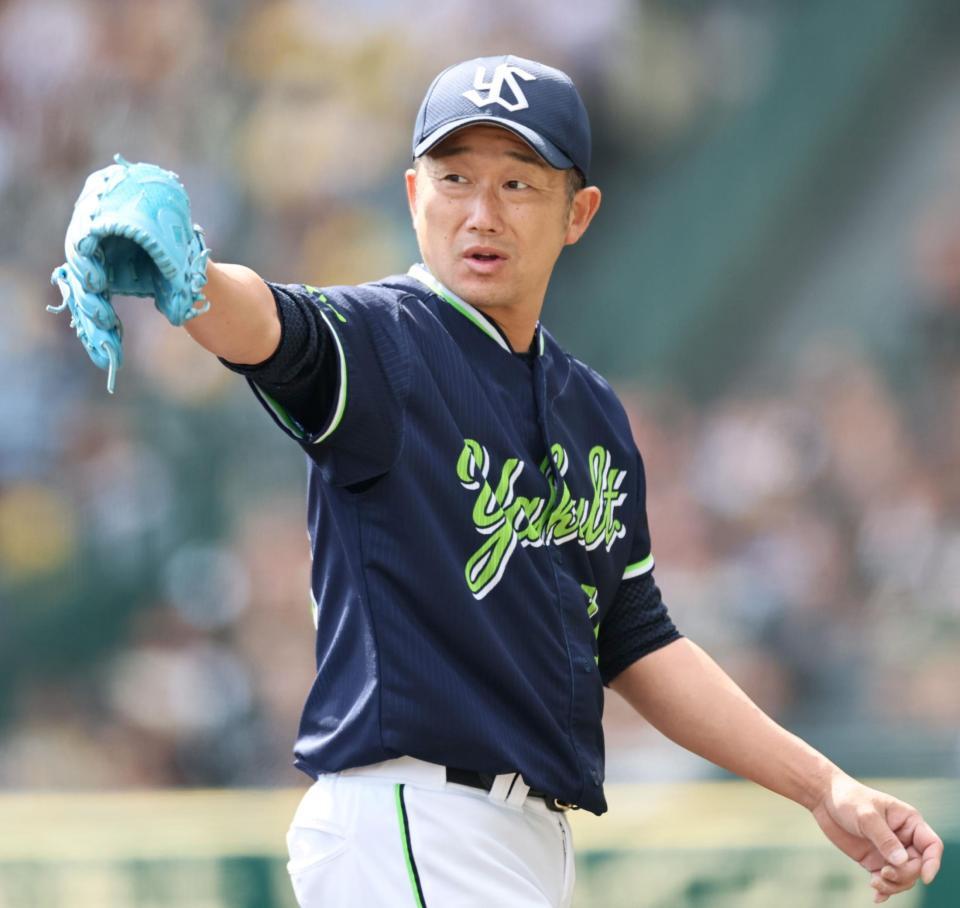 　２回、野手陣に声をかけながら引き揚げる石川（撮影・田中太一）