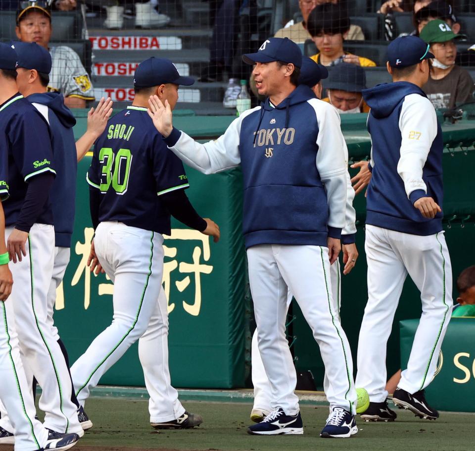 　阪神に勝利しナインを迎える高津監督（中央）＝撮影・山口登