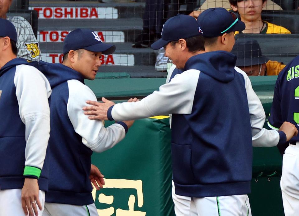 　２勝目の石川（左）は高津監督から祝福される（撮影・山口登）