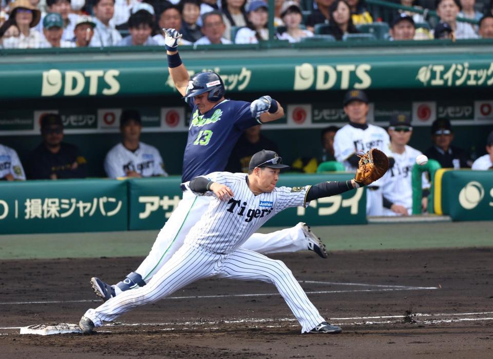　６回、オスナは投ゴロで一塁に駆け込むもアウトになる（一塁手・大山）＝撮影・山口登